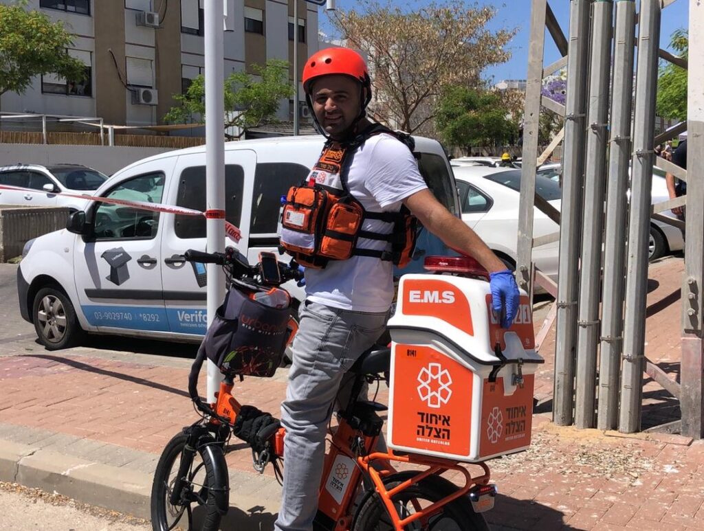 UH volunteer EMT Tal Mor with his emergency e bike 1024x773 1