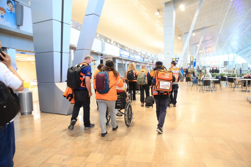 Ukrainian refugees being flown to Israel by United Hatzalah as part of Operation Orange Wings thanks to Adelson familys donation 2 1024x683 1