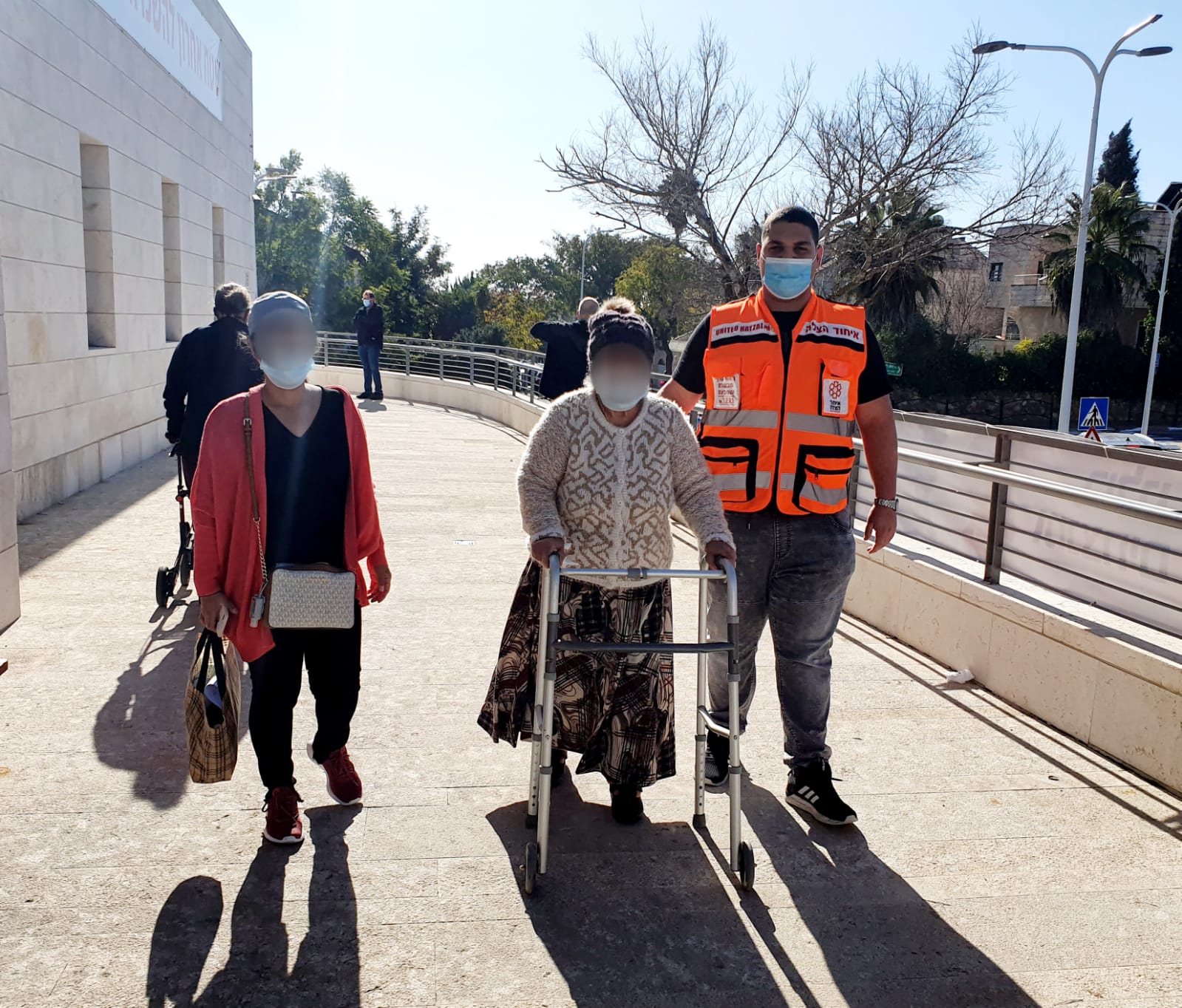 Community Volunteers Cooperate to Transport Elderly and Disabled to their Vaccinations During Lockdown