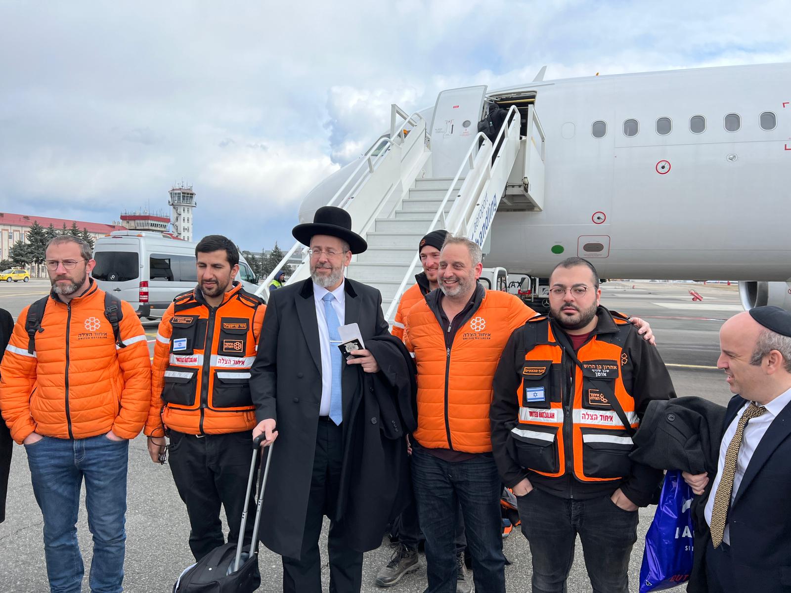 Chief Rabbi Lau Met United Hatzalah Volunteers in Moldova, Accompanies 150 Ukrainian Refugees to Israel