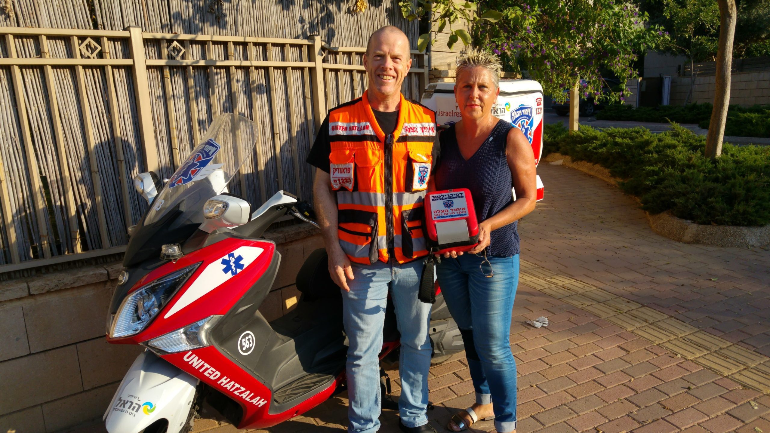 Rehovot Resident Donates Same Model of Defibrillator to United Hatzalah as was Used to Save Her Life