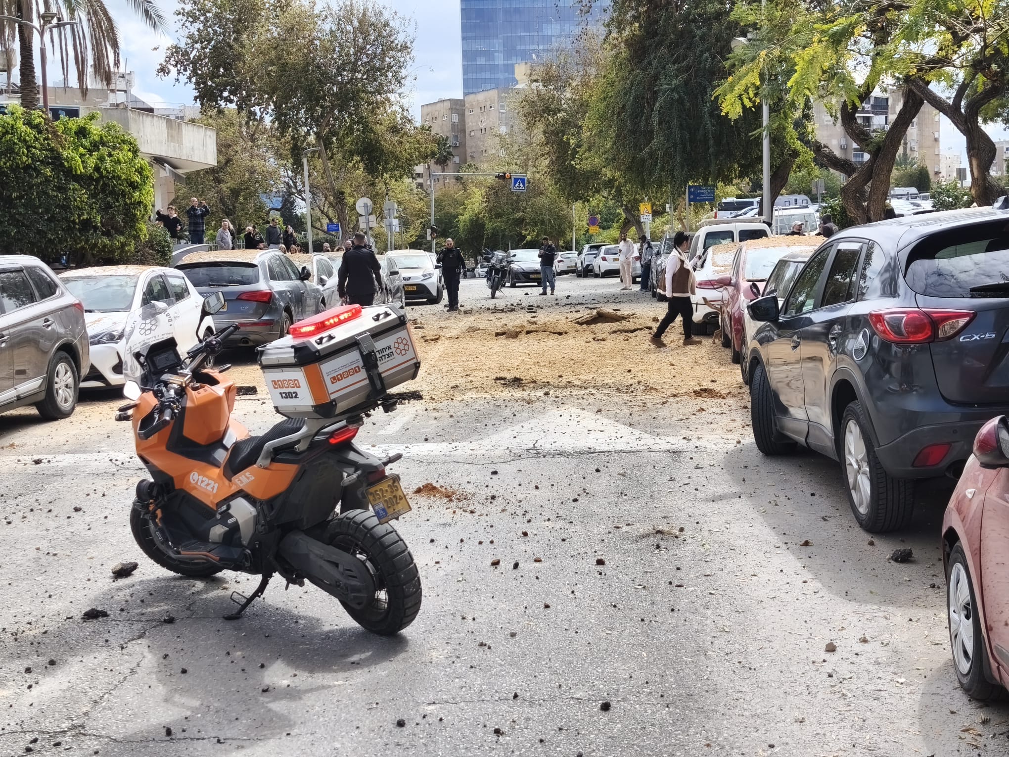 United Hatzalah Responds to Multiple Impact Sites as Sirens Sound Across Central Israel