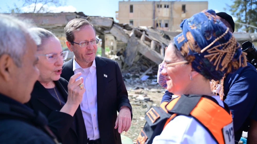 United Hatzalah Psychotrauma Unit volunteer Efrat Suissa meets with President & First Lady Herzog at the site of a missle impact in Dimona