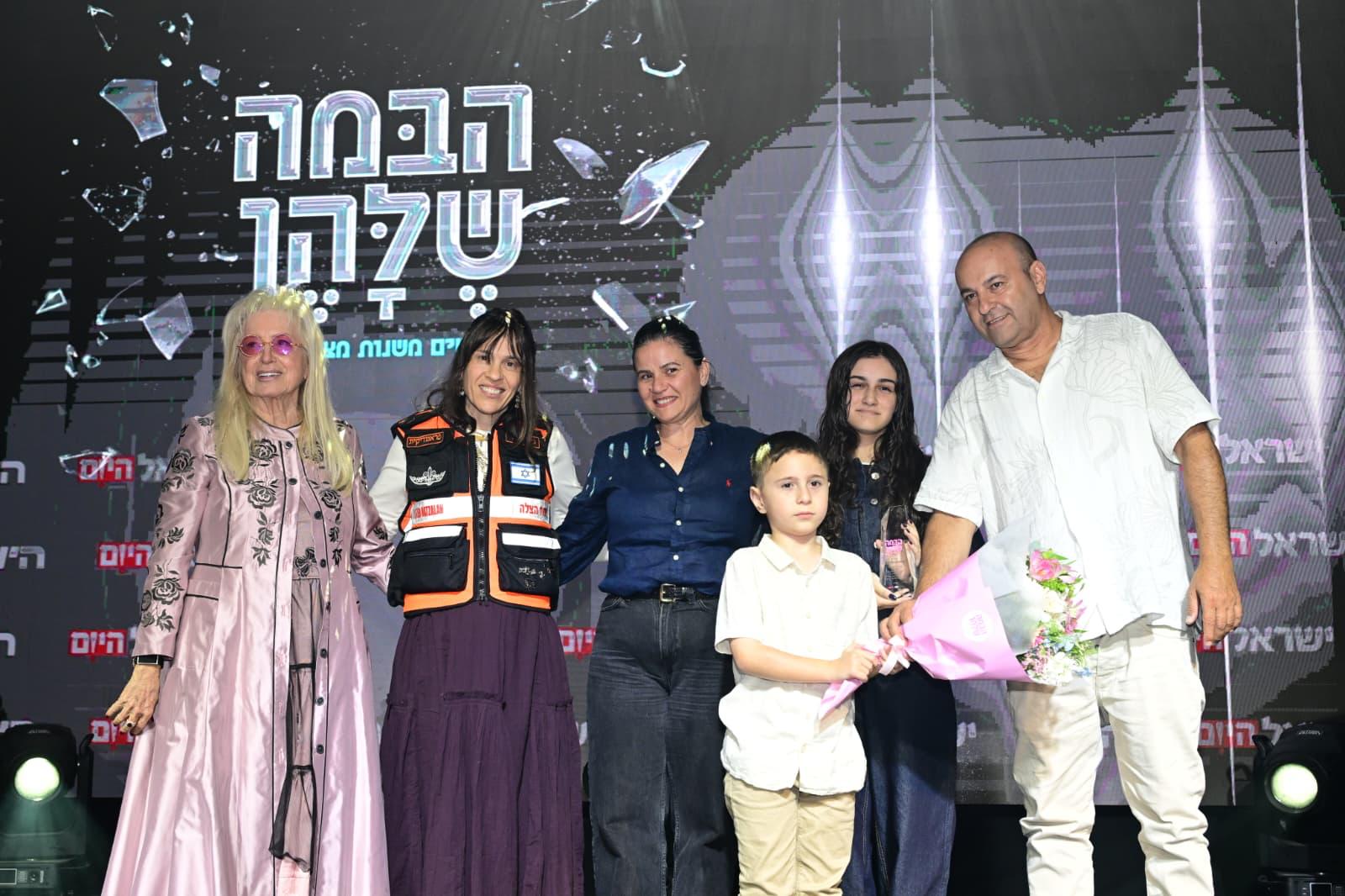 (L-R) Dr. Miriam Adelson, Head of United Hatzalah's Women's Unit Gitty Beer, members of the Elimelech family