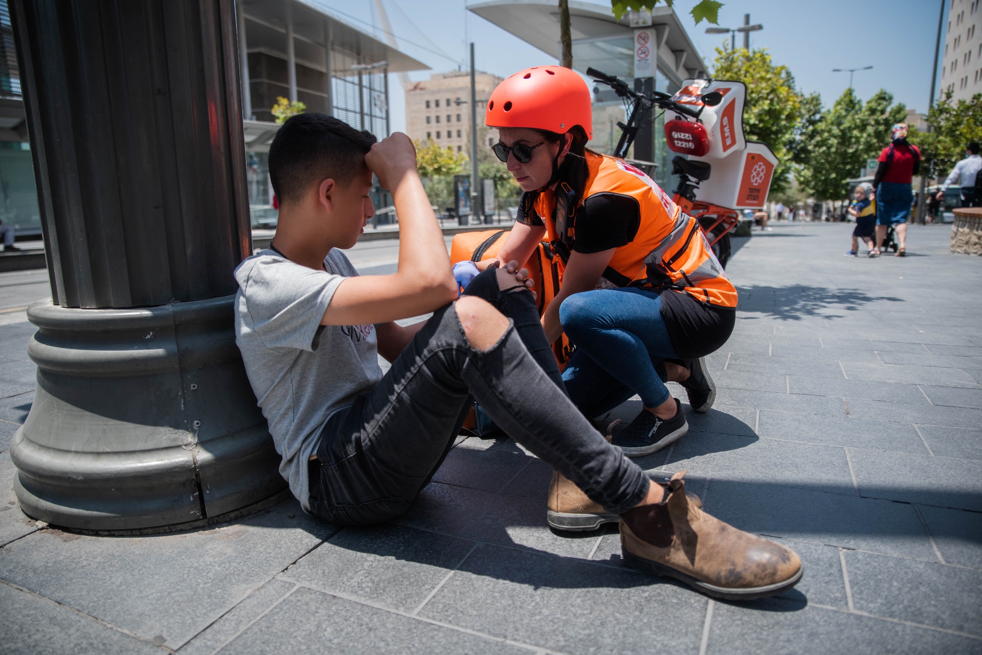 A United Hatzalah medic providing free first aid treatment in Israel.