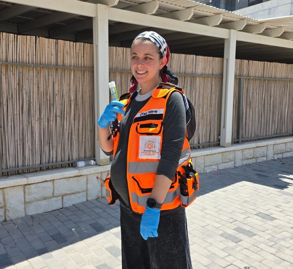 United Hatzalah EMT Tali Speigelman in Beit Shemesh treats a patient in the middle of an allergic reaction using an EpiPen from her United Hatzalah medic bag
